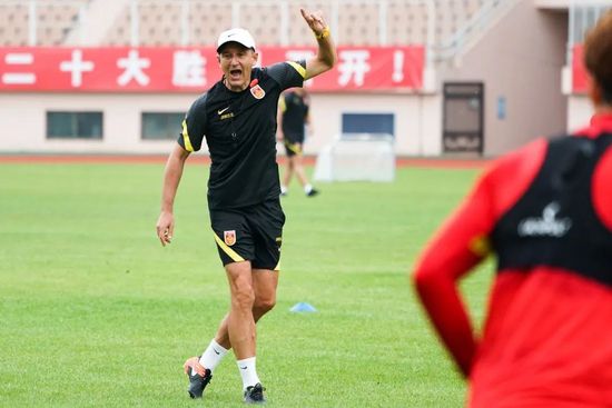 TA：切尔西冬窗无法召回卢卡库，球员租借合同中无相应条款据The Athletic消息，切尔西在将卢卡库外租至罗马的合同中，没有设置召回球员的条款。